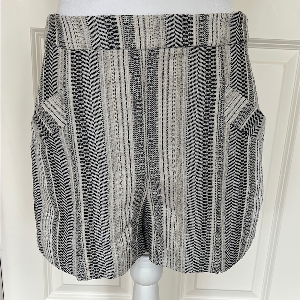 BCBG Black and White Patterned Women's Dressy Shorts Pocket Zip